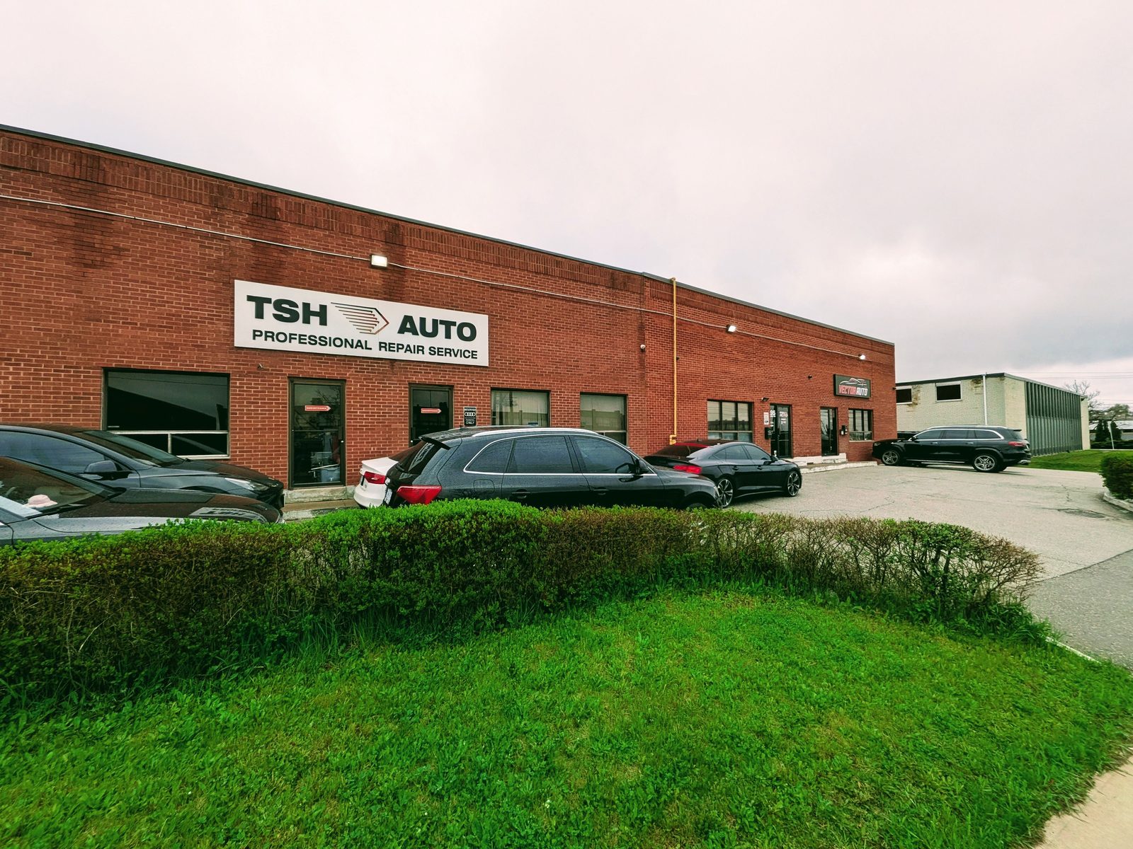 TSH Auto shop building at 195 Oakdale Rd, North York